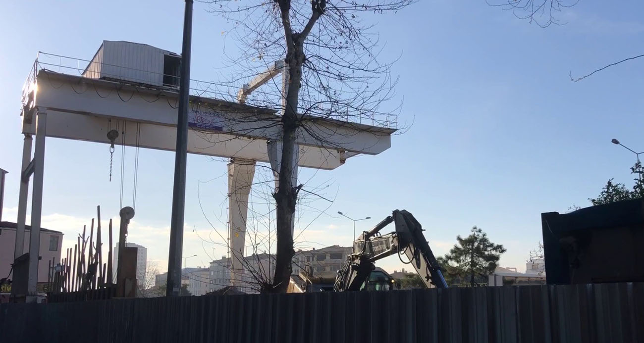 İBB’nin metro çalışmasında dinamit patlaması sonucu çevredeki binalar zarar gördü