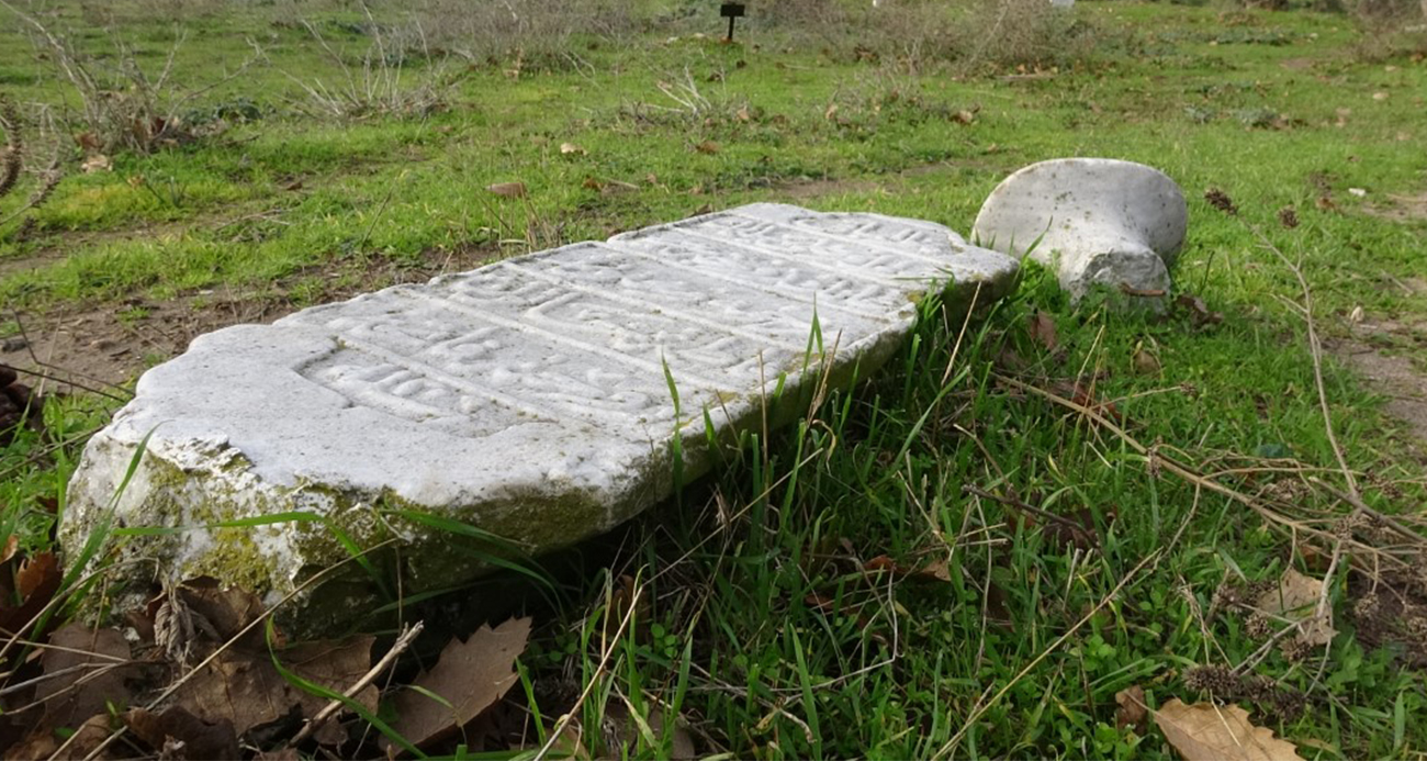 Çanakkale’de tarihi mezarlık harabeye döndü