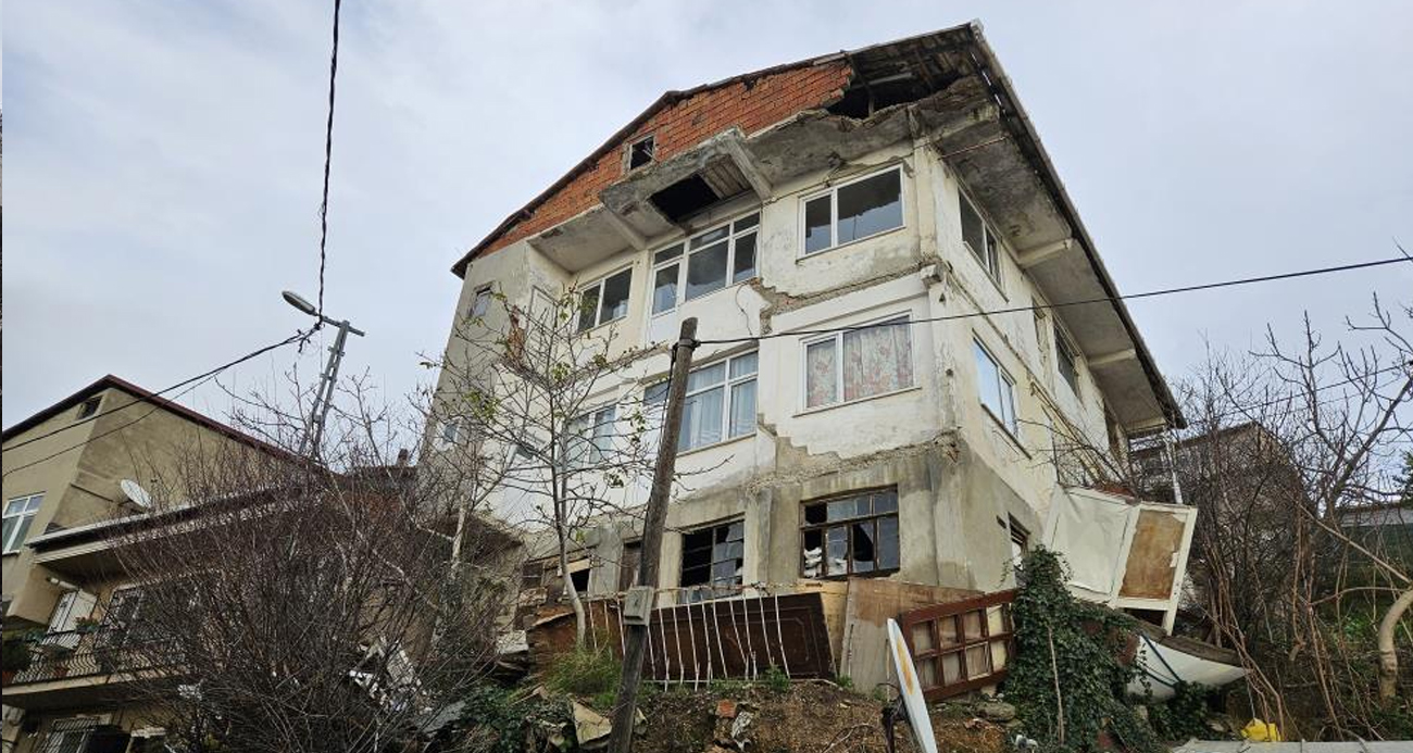 Sarıyer’de yıkılma tehlikesi olan 50 yıllık bina korkutuyor: "Çöp atmaya çıkarken üstüme gelecek diy