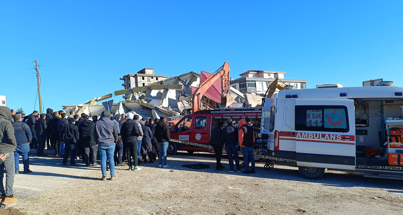 Kahramanmaraş’ta hasarlı bina yıkımı sırasında operatör enkaz altında kaldı