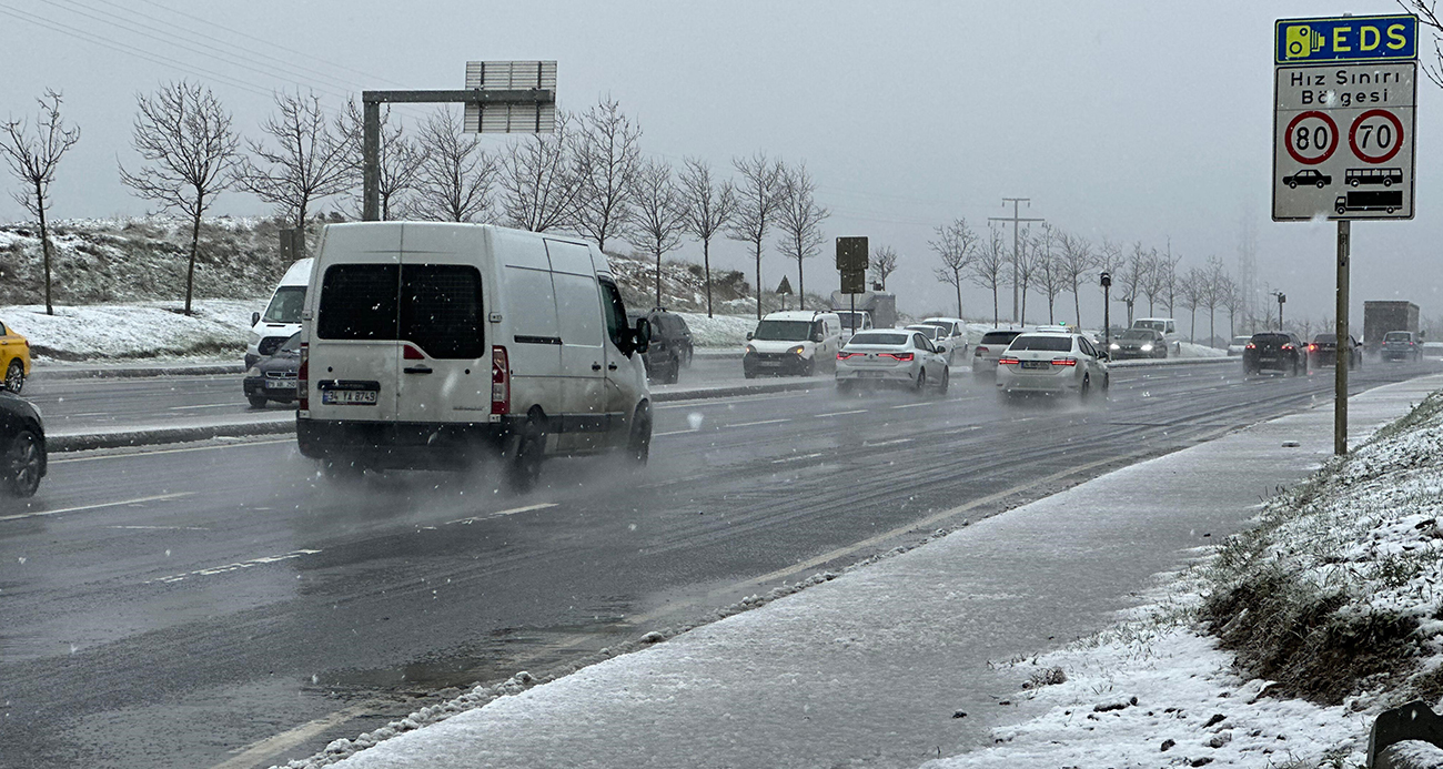 Arnavutköy’de kar yağışı etkili oluyor