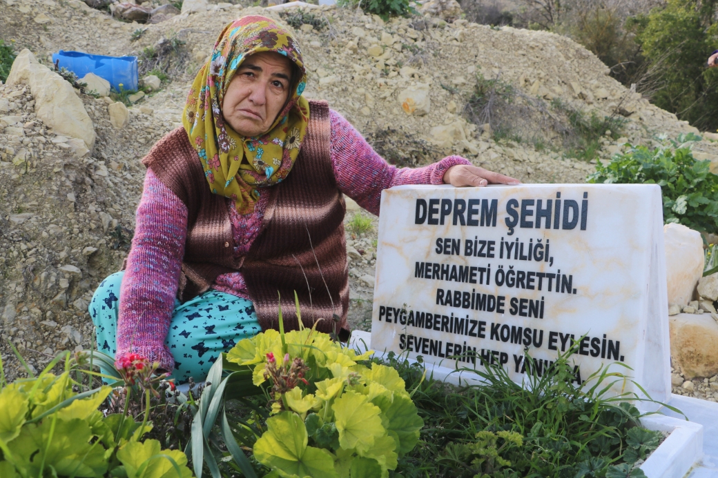 Depremde 3 evladını kaybeden Taha Duymaz’ın annesi: “Bir yıl geçti ama benim için dün gibi”