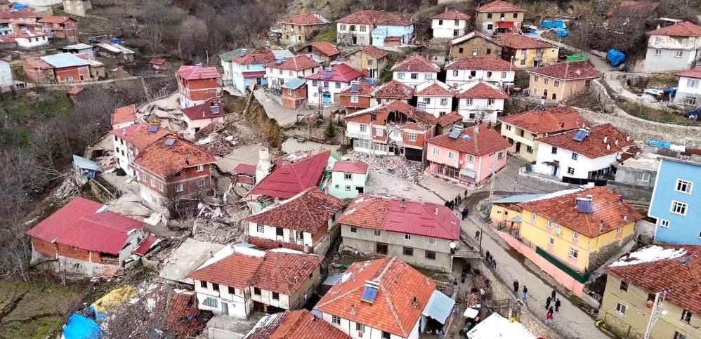 Tokat’ta heyelan felaketinin vurduğu Günebakan köyü dronla havadan görüntülendi