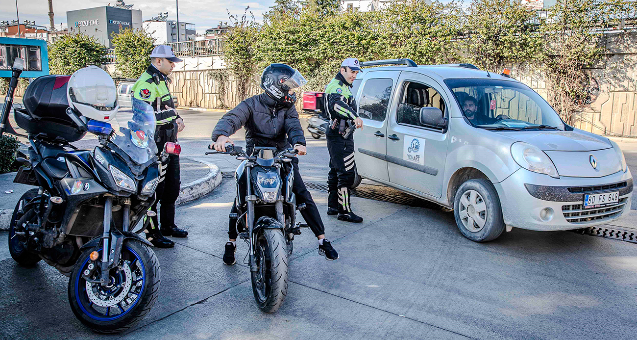 Yolu 3 dakika kısaltmak için 690 TL ödediler, polisi görünce şaşkına döndüler