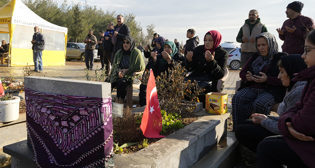 Gaziantep’te deprem mezarlığında duygusal anlar