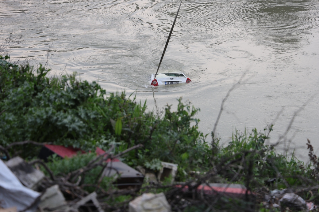 Asi Nehri’ne düşen otomobilde bir kişi ölü bulundu