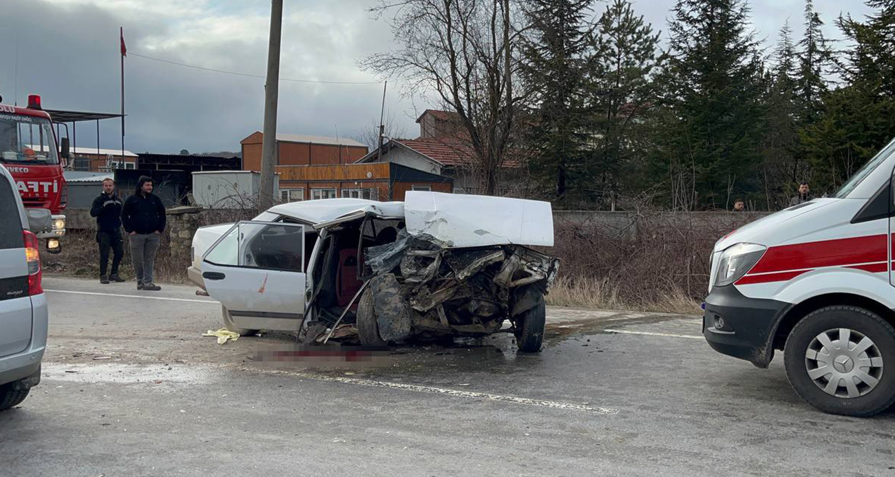 Forklifte çarpan otomobil kağıt gibi ezildi: 4 yaralı