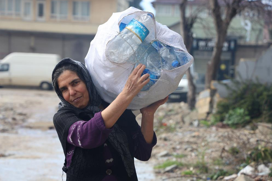 Fedakar anne, iki evladını karton ve plastik malzeme toplayarak okutuyor