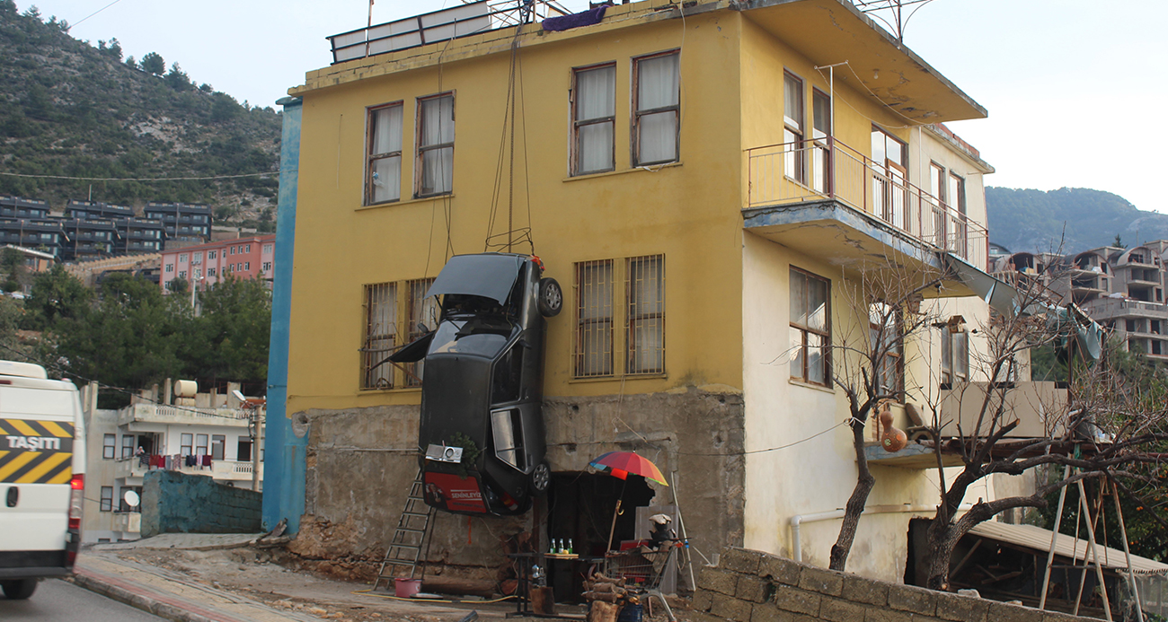 Sürekli kazaya karışan otomobilini binaya astı