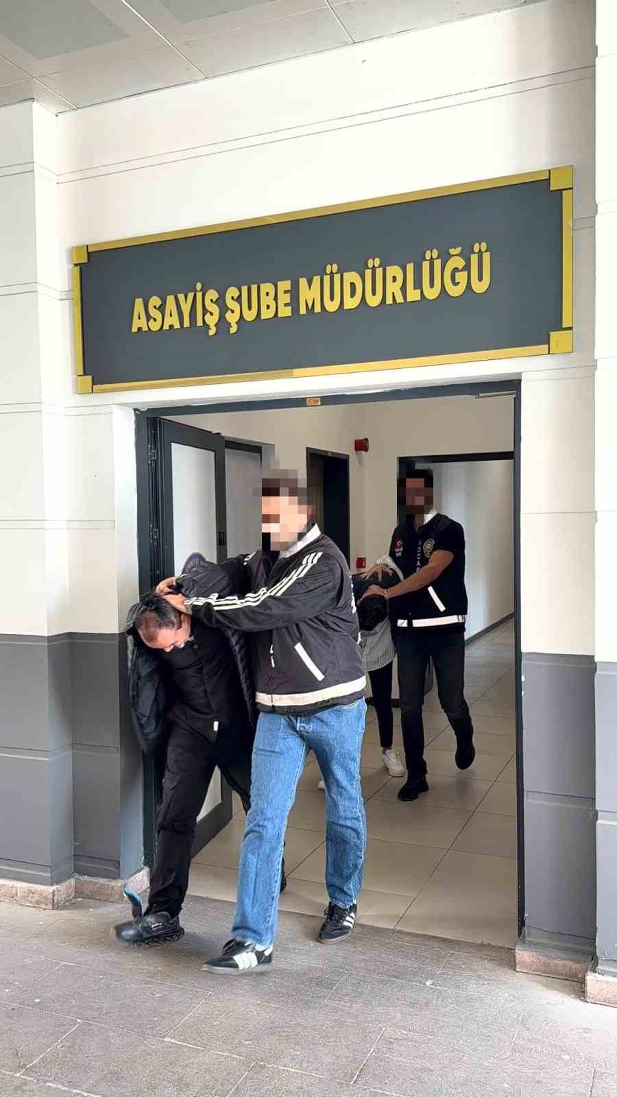 is-gorusmesi-bahanesiyle-actirdiklari-hesaplardan-kredi-cekip-paralari-kendi-hesaplarina-aktardilar