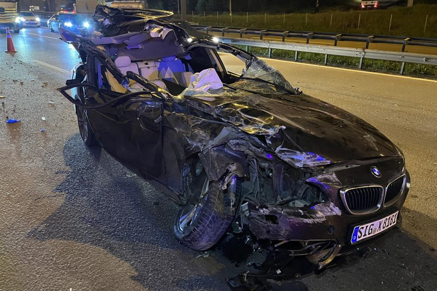 Kocaeli'de feci kaza! Otomobilin tavanı koptu