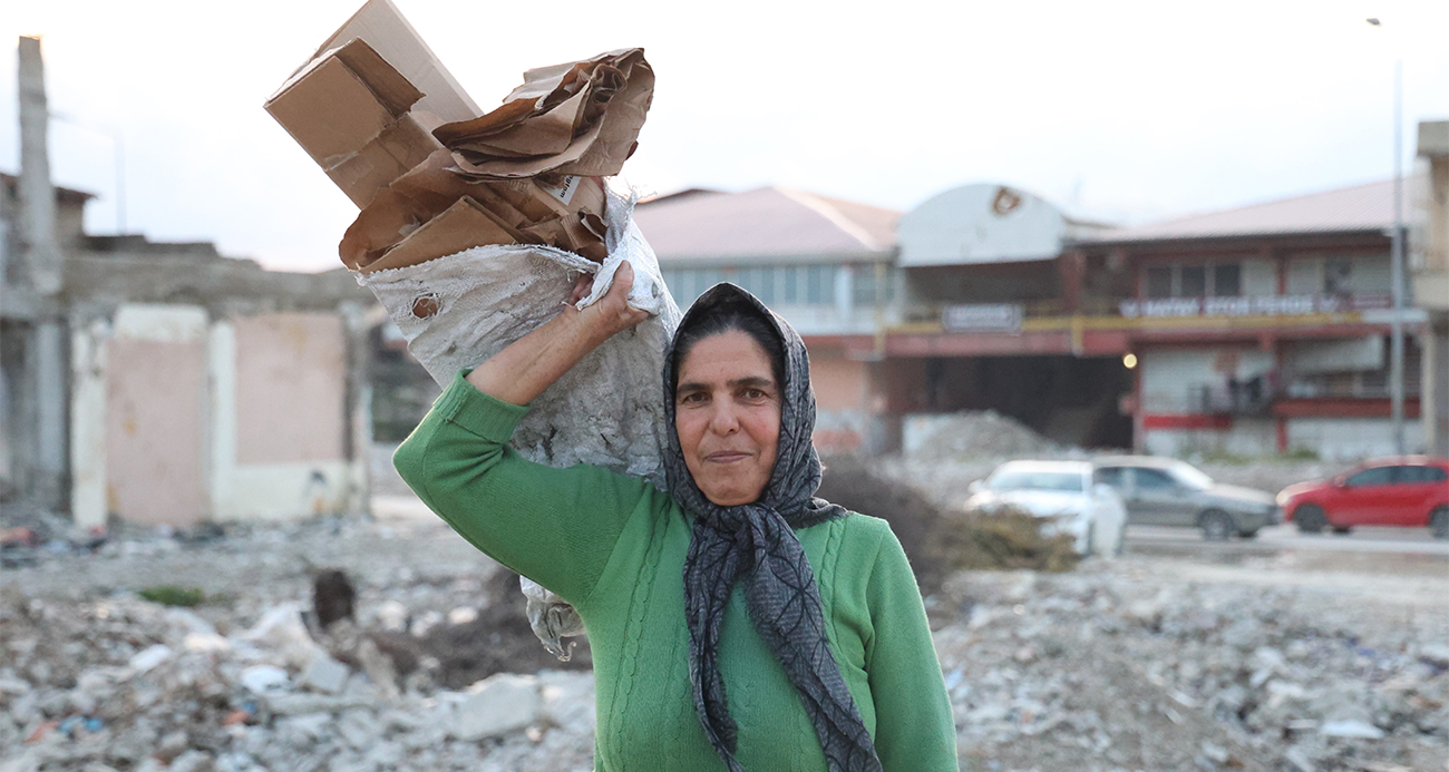 2 evladını karton toplayarak okutan fedakar anne, erkeklere taş çıkartıyor