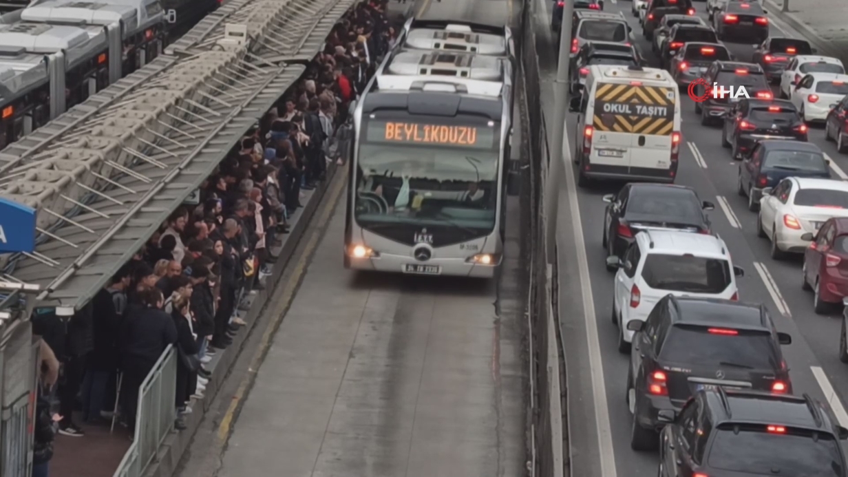 İstanbul’da iftar öncesi metrobüslerde yoğunluk