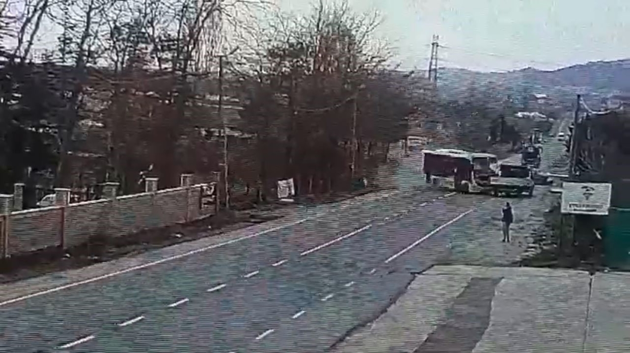 Çatalca’da otomobilin İETT otobüsüne çarptığı an kamerada