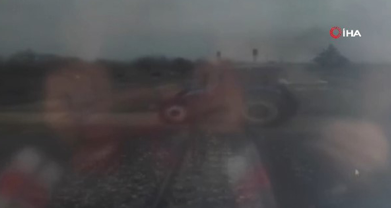 Isparta’da tren ile traktörün çarpıştığı feci kaza kamerada
