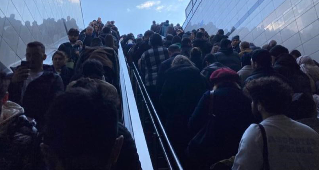 Altunizade’de metrobüs arızası: Durakta insan seli oluştu