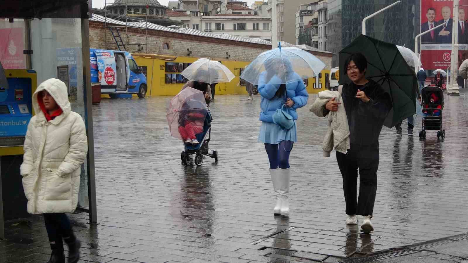 Taksim’de etkili olan sağanak yağış vatandaşlara zor anlar yaşattı