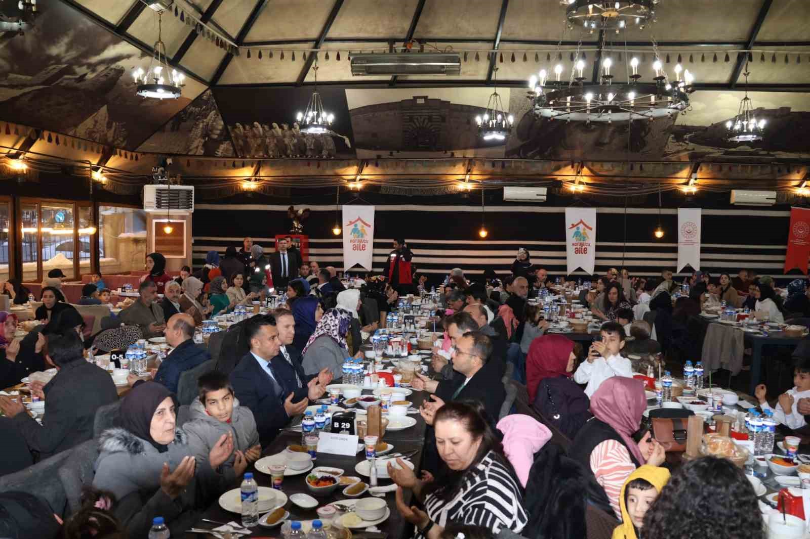 Çocuklar sevgi sofrasında iftar açtı