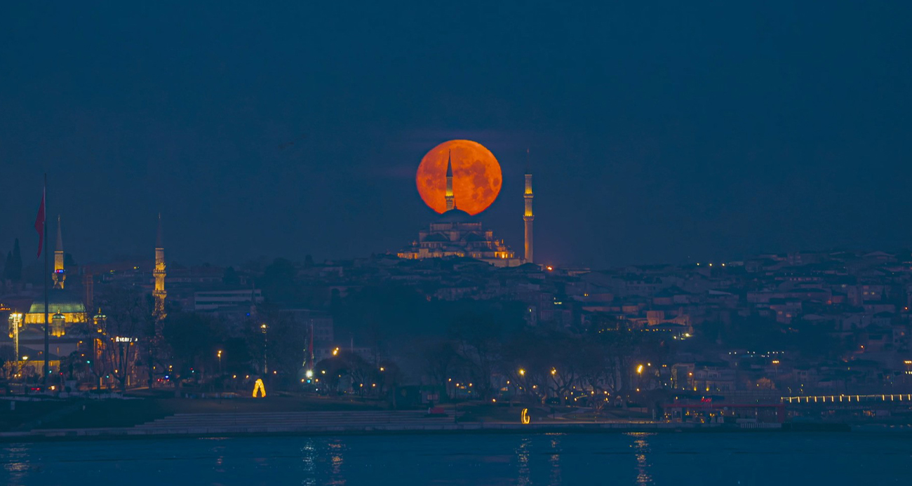 İstanbul’da eşsiz dolunay manzarası mest etti