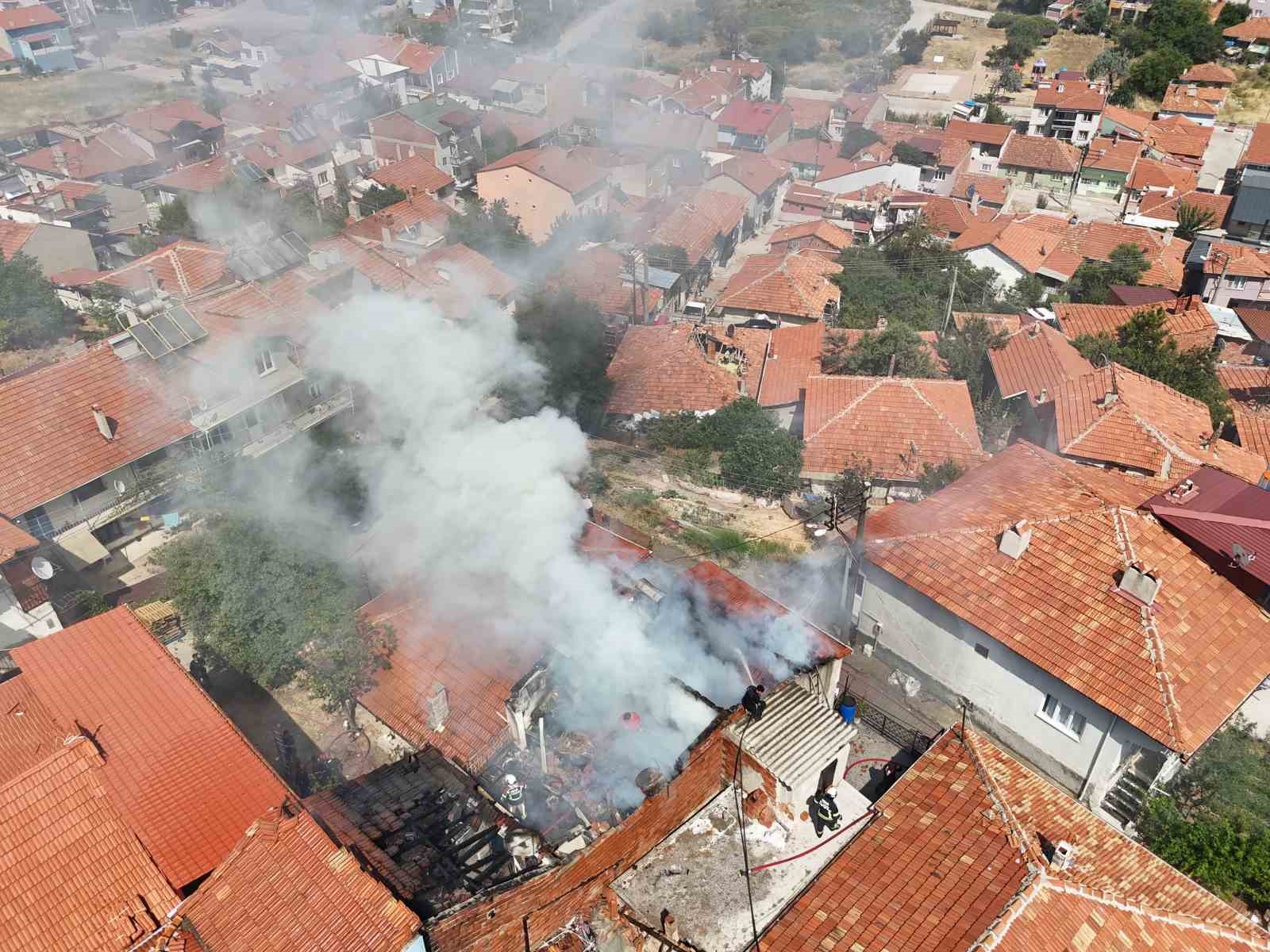 usak-ta-tek-katli-evde-cikan-yangin-sonduruldu