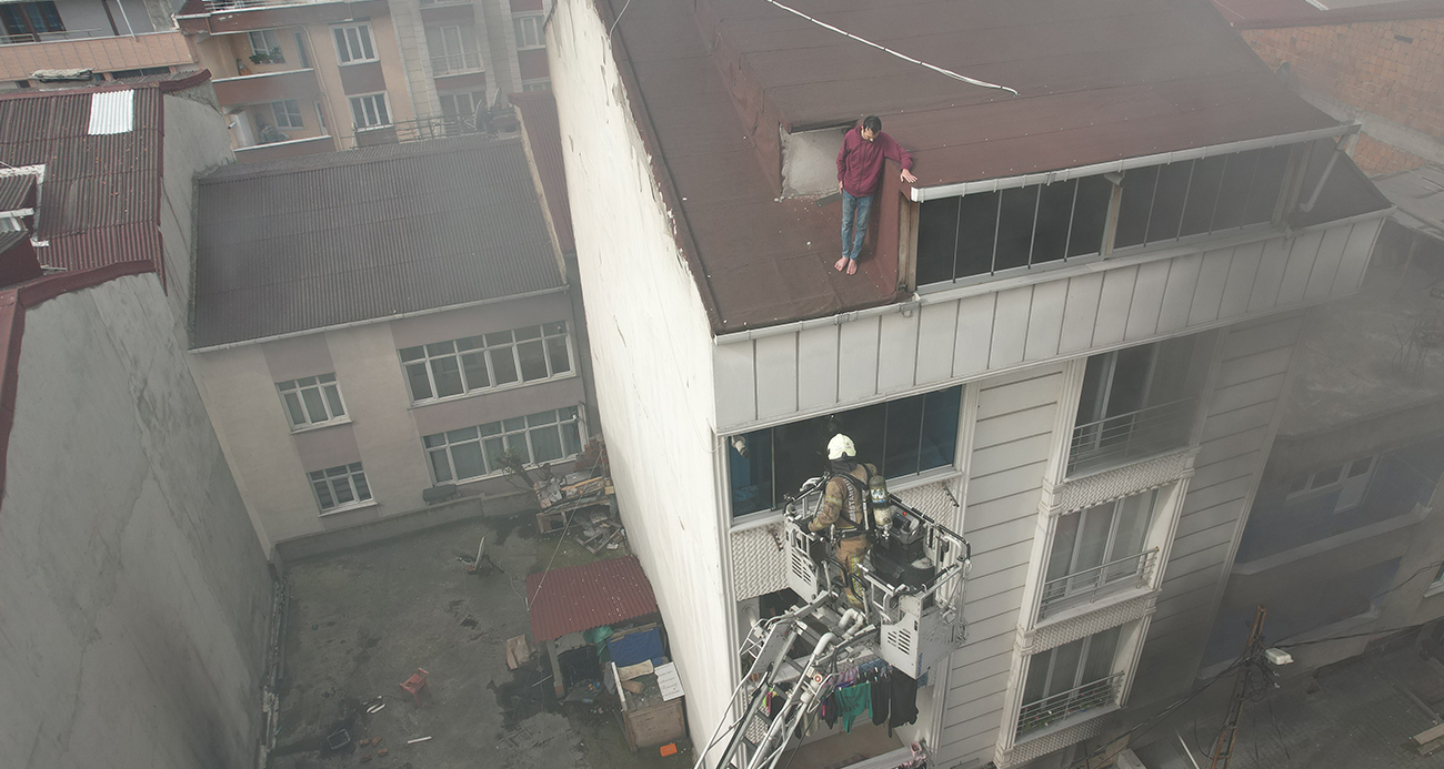 Esenyurt’ta bir vatandaş yangından kaçıp çatı katında kurtarılmayı bekledi