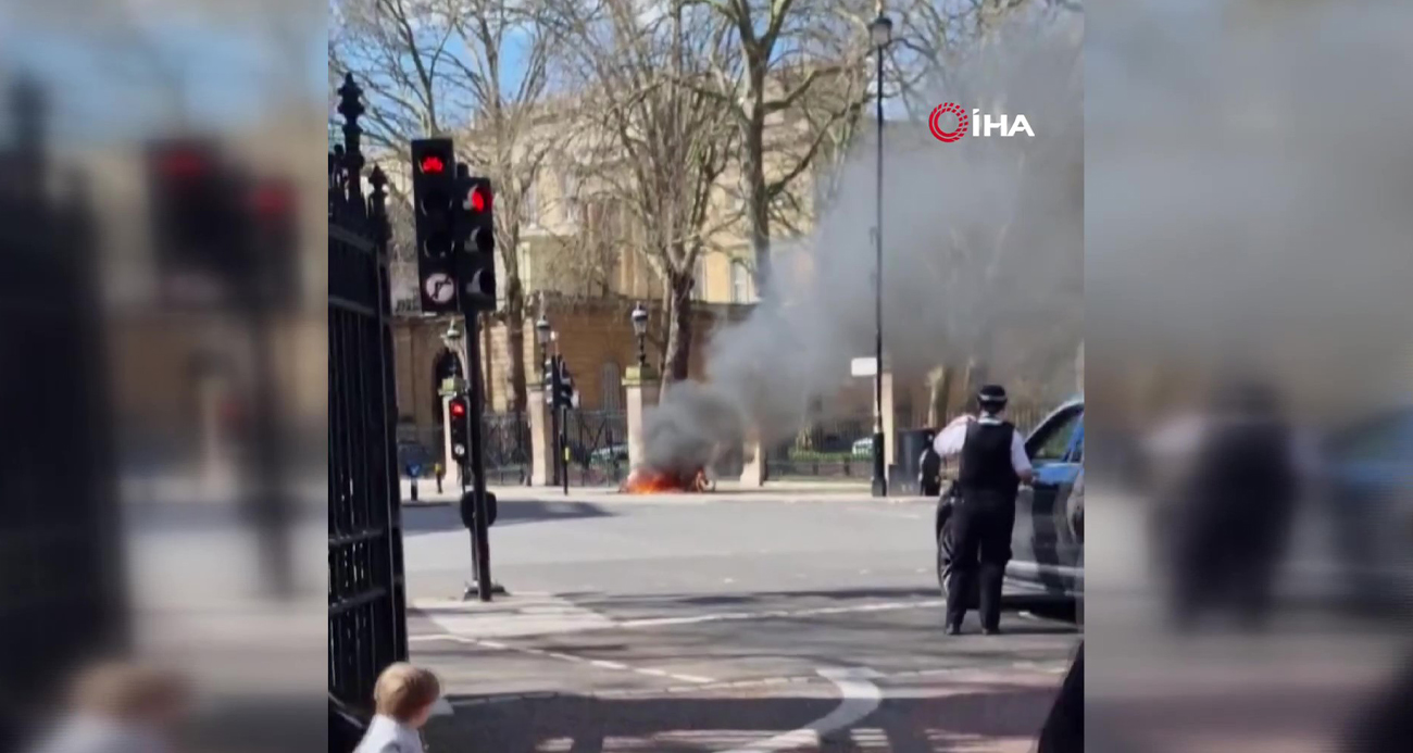 Buckingham Sarayı’nın önünde elektrikli bisiklet patladı