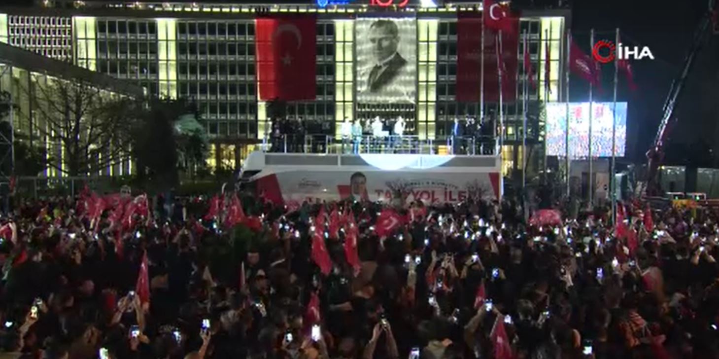 İBB Başkanı Ekrem İmamoğlu, seçim sonrası Saraçhane’de vatandaşlarla buluştu