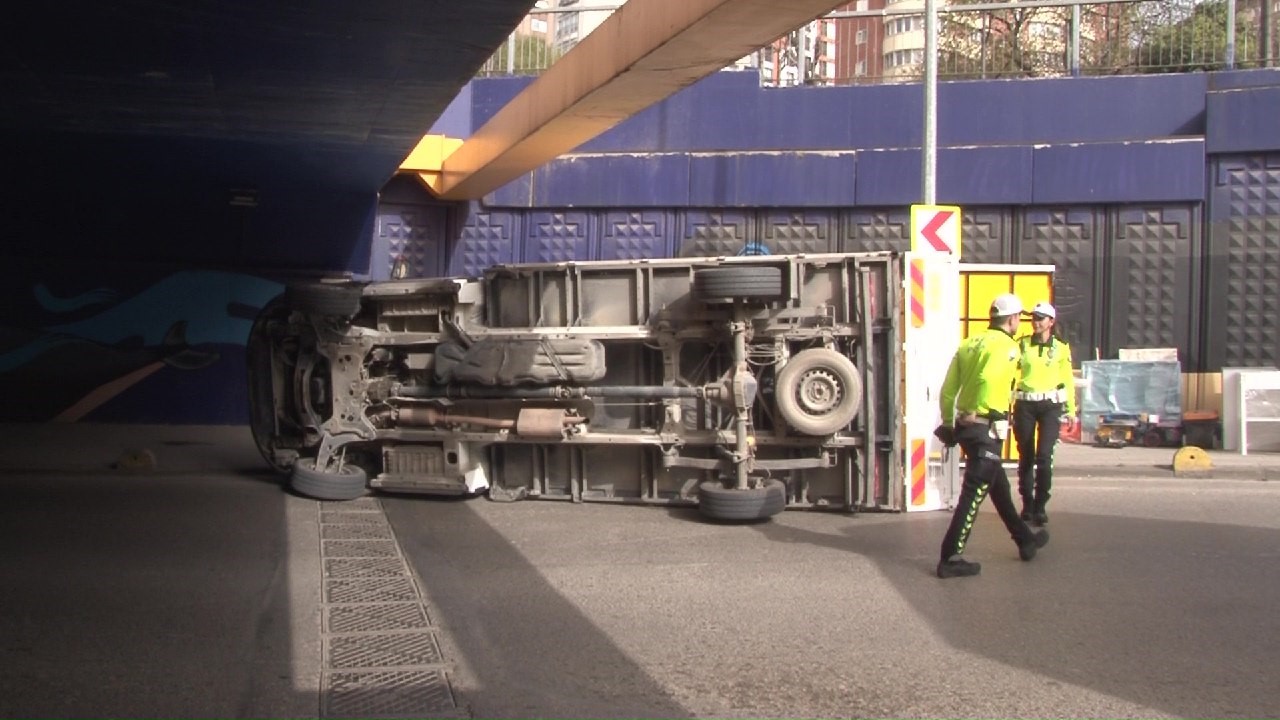 Kadıköy’de üst geçide çarpan kamyonet devrildi
