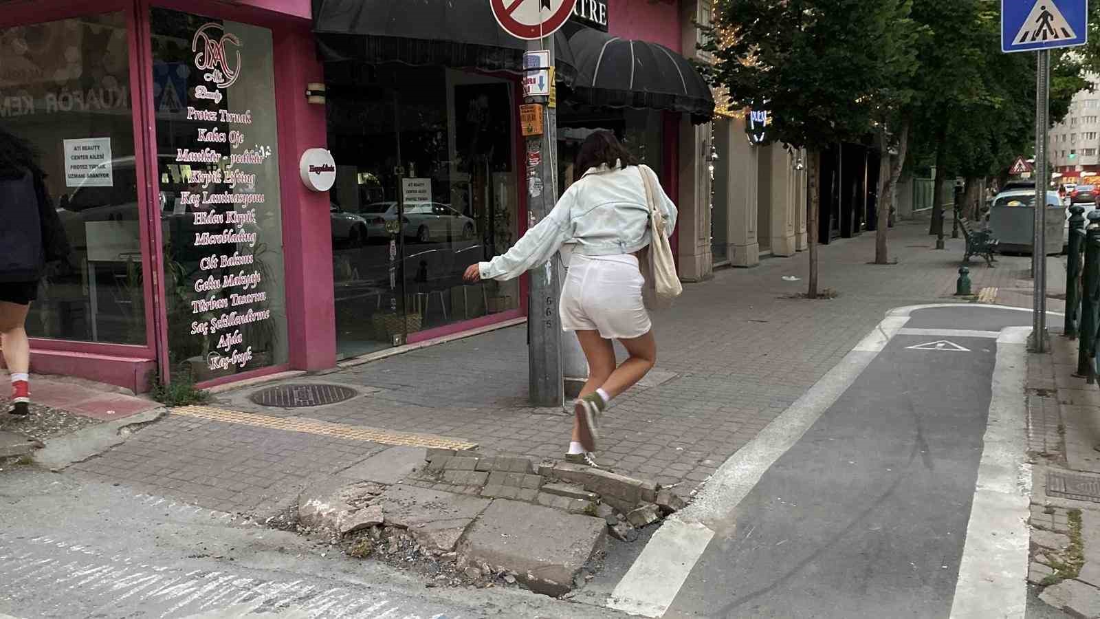 bu-kaldirimdaki-hasar-yayalar-icin-dusme-riski-olusturuyor