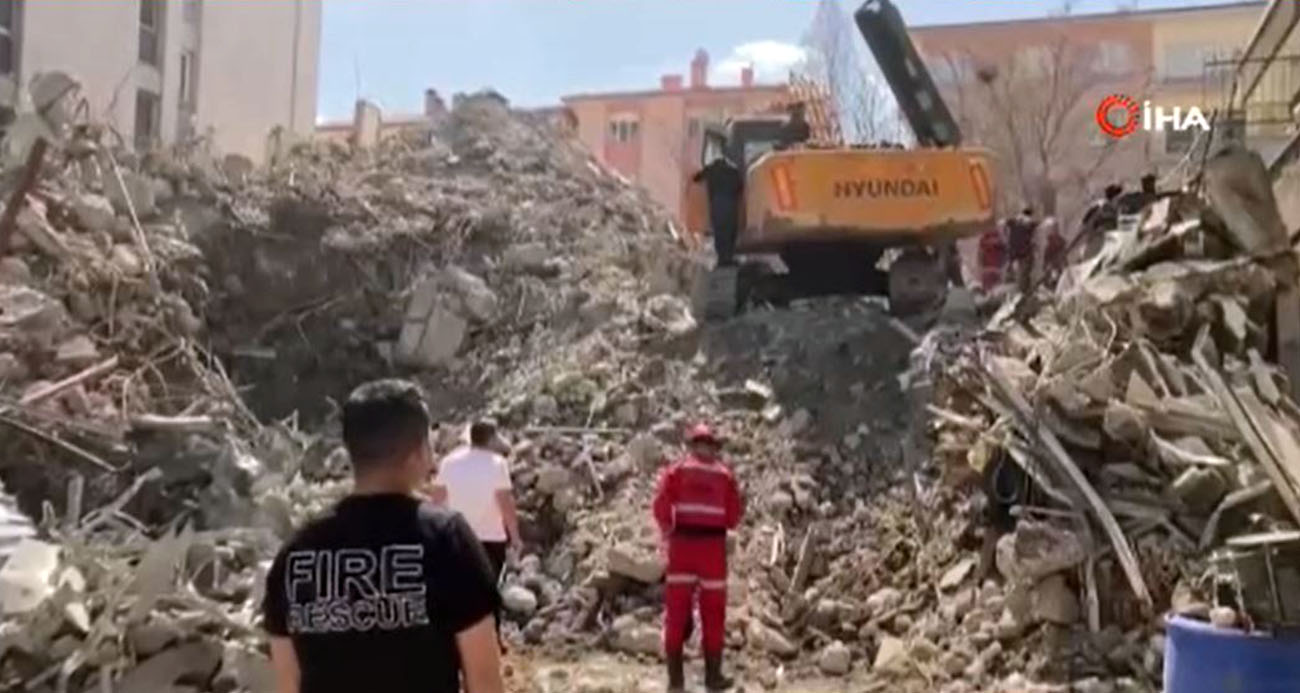 Maltepe'de yıkımı yapılan bina çöktü!