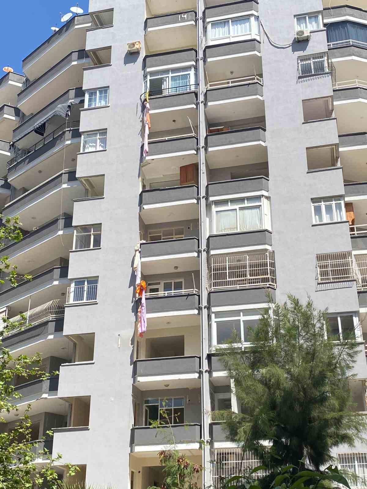 Adana’da hasarlı binaya giren hırsız çarşafları sarkıtıp inerken düşerek öldü