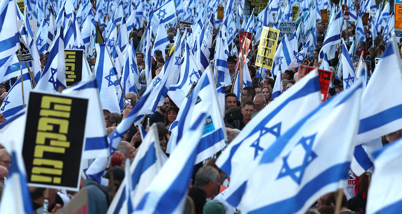 İsrail’de on binlerce kişiden erken seçim çağrısı