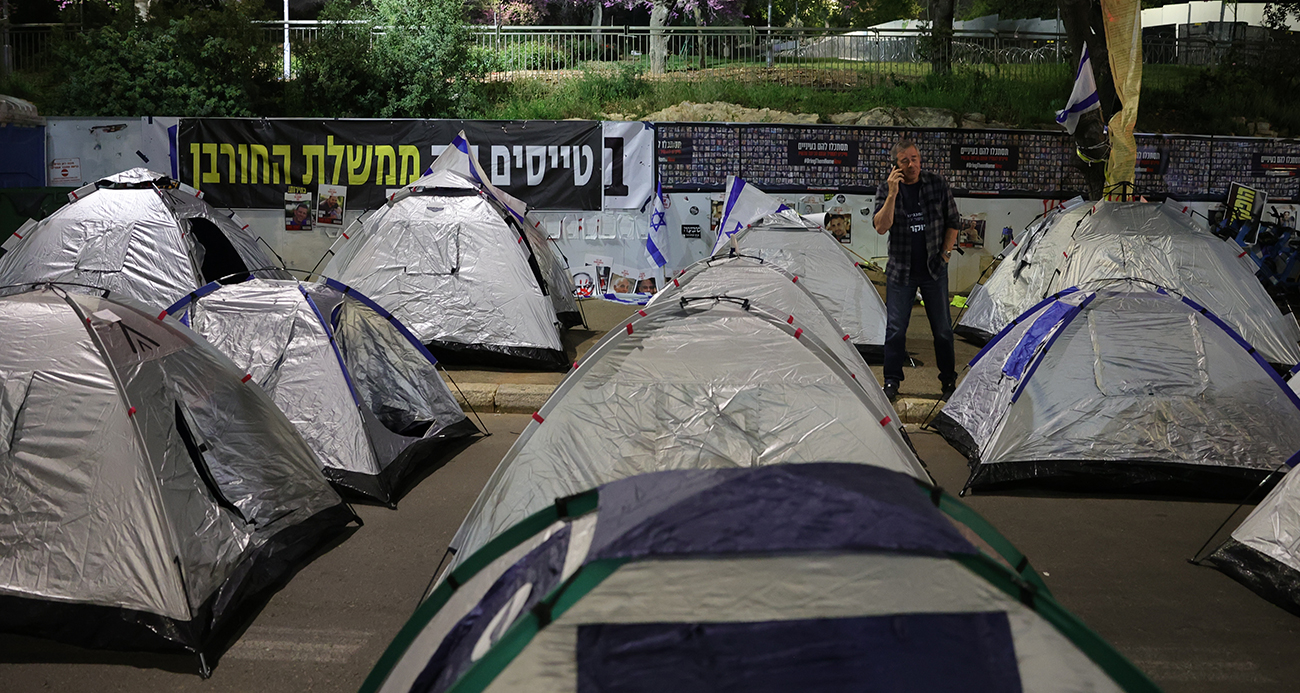 İsrail’de göstericiler parlamentonun önüne 100’den fazla çadır kurdu