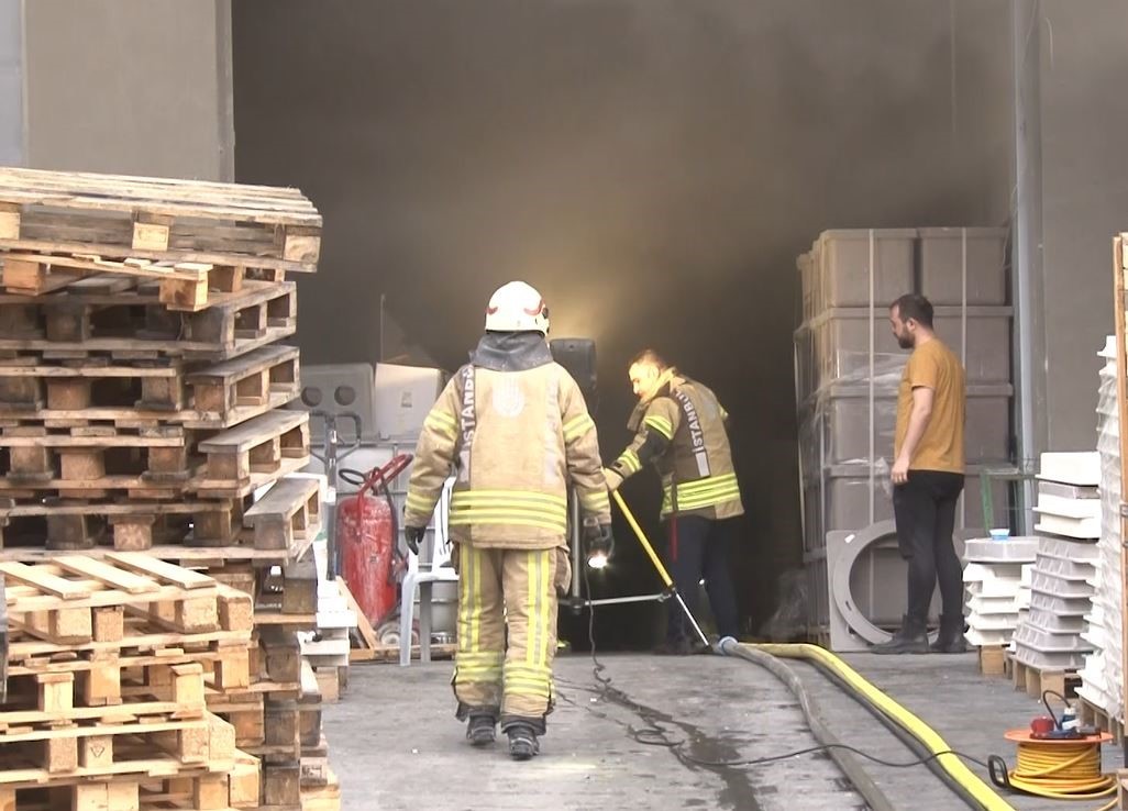 Beylikdüzü’nde fabrikada korkutan yangın