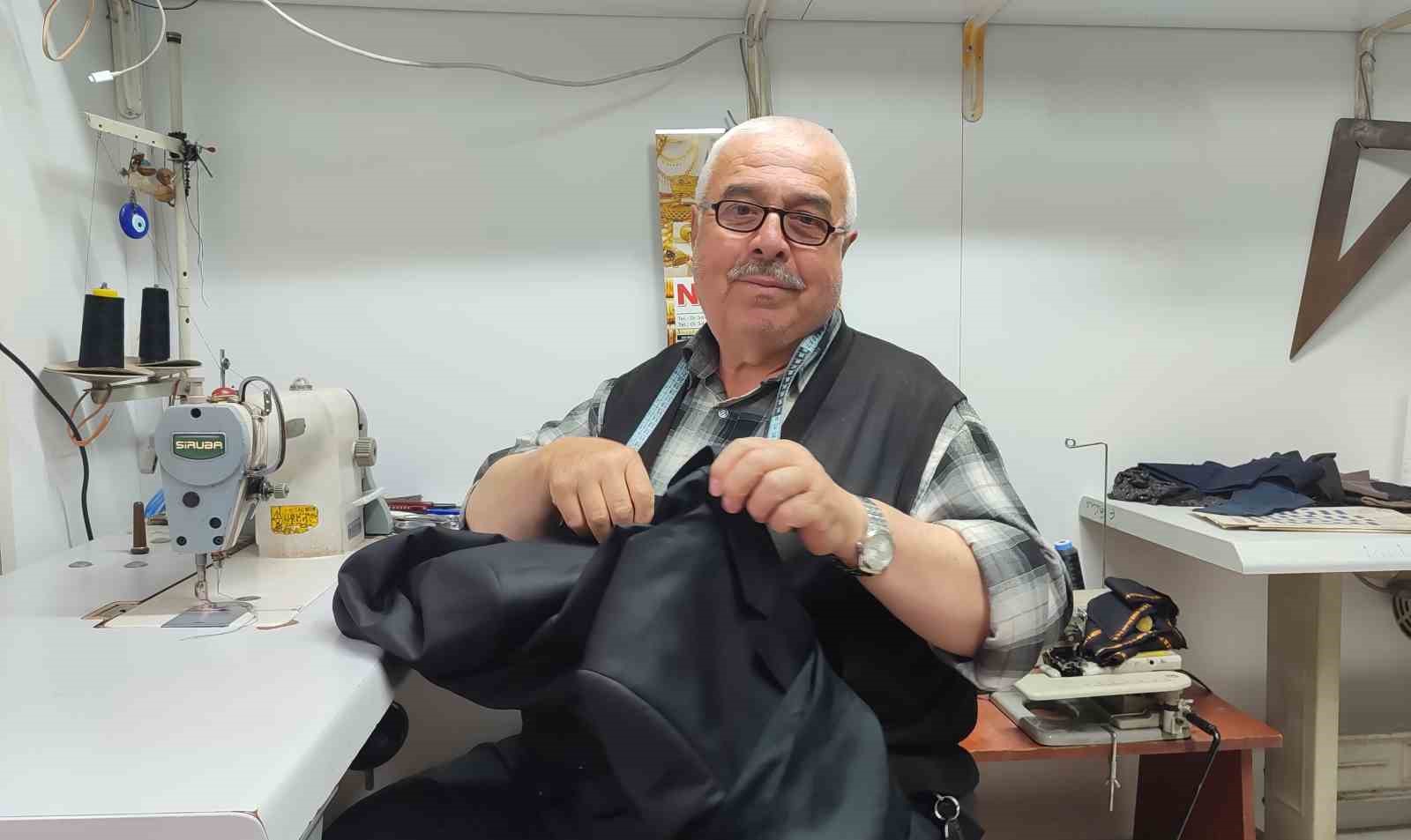 Depremzede esnaf 60 yıldır dede mesleğini sürdürüyor