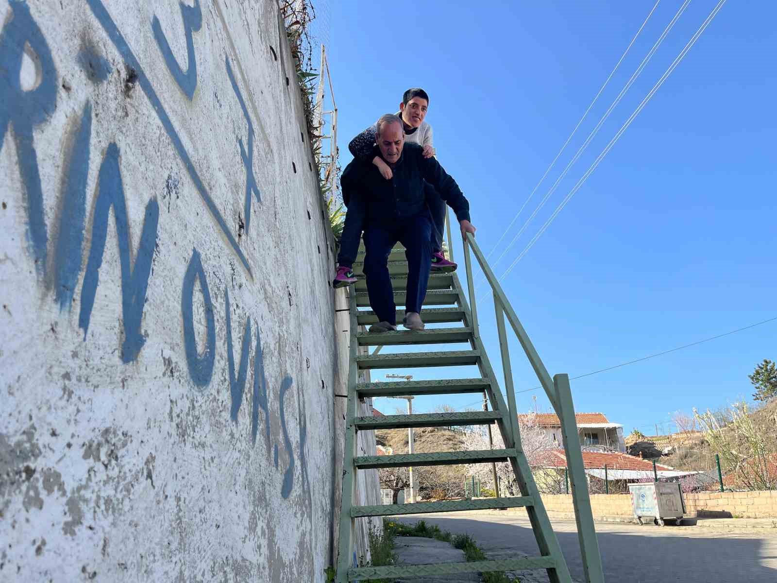 73 yaşındaki baba ayağındaki platine rağmen kızını metrelerce sırtında taşıyor