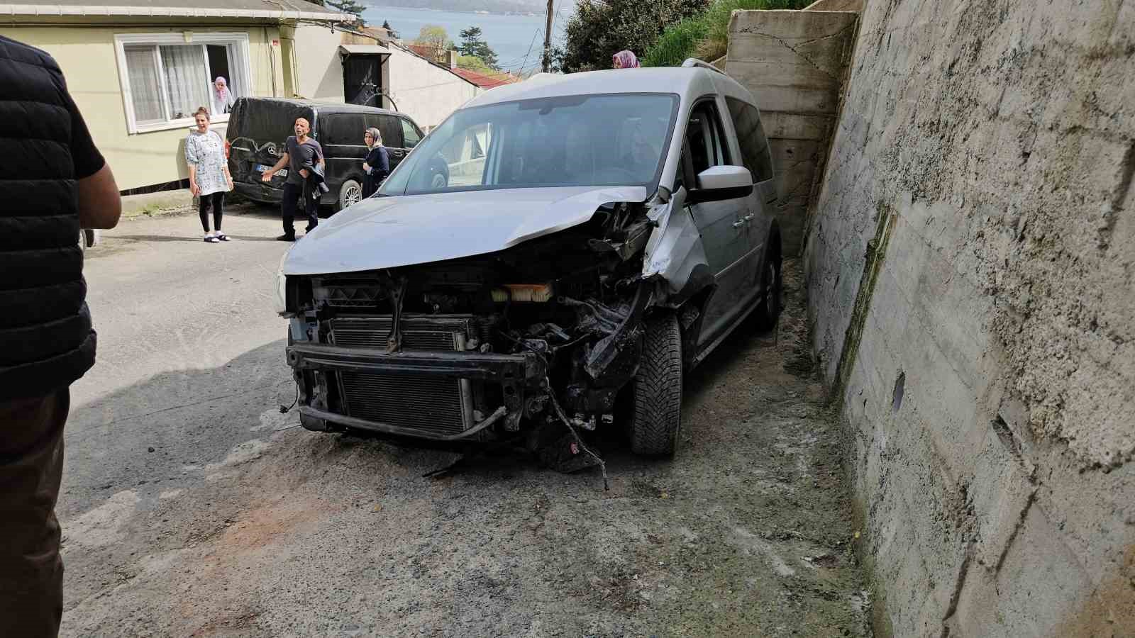 Sarıyer’de kontrolden çıkan otomobil park halindeki araçlara çarptı: 1 yaralı