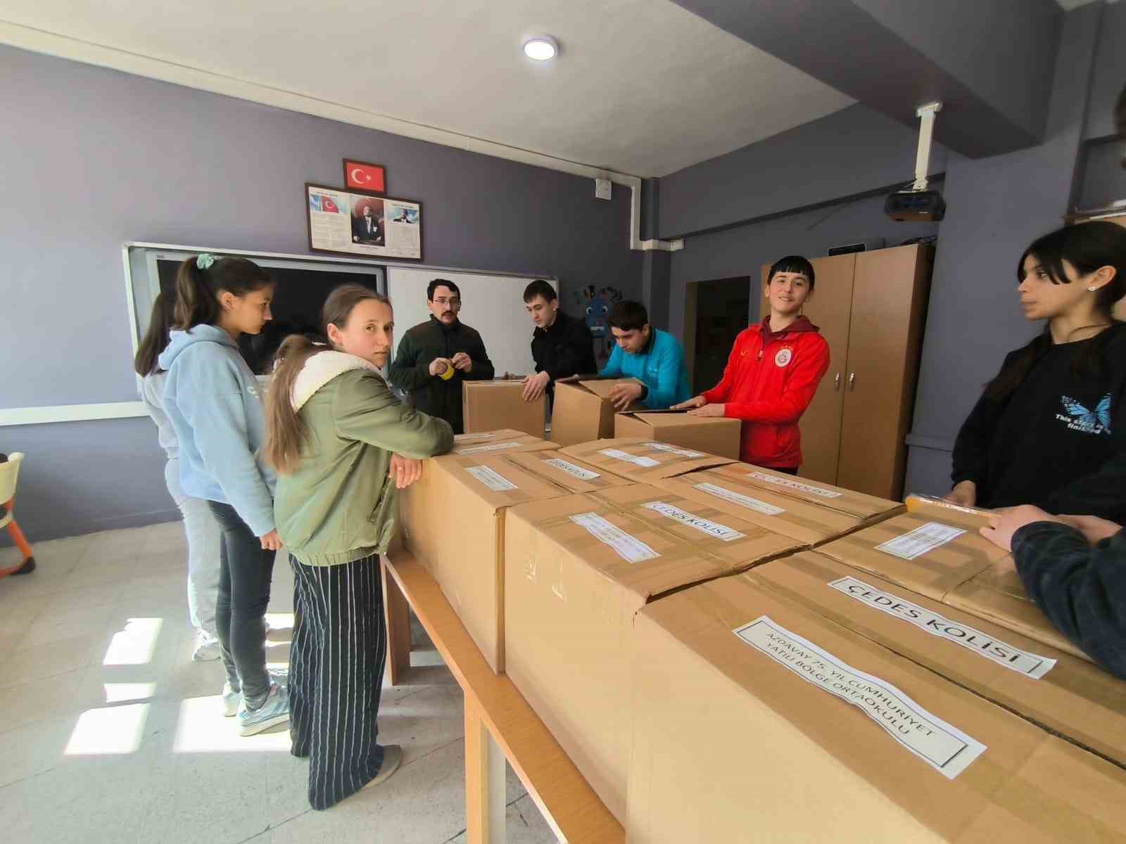 Öğrenciler topladıkları yardım malzemelerini ihtiyaç sahiplerine ulaştırdı