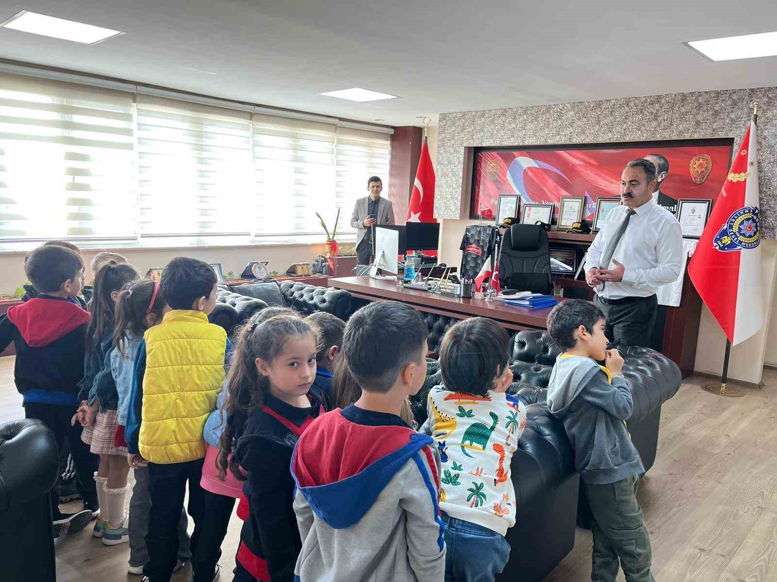 Minik öğrenciler polis haftasını kutladı