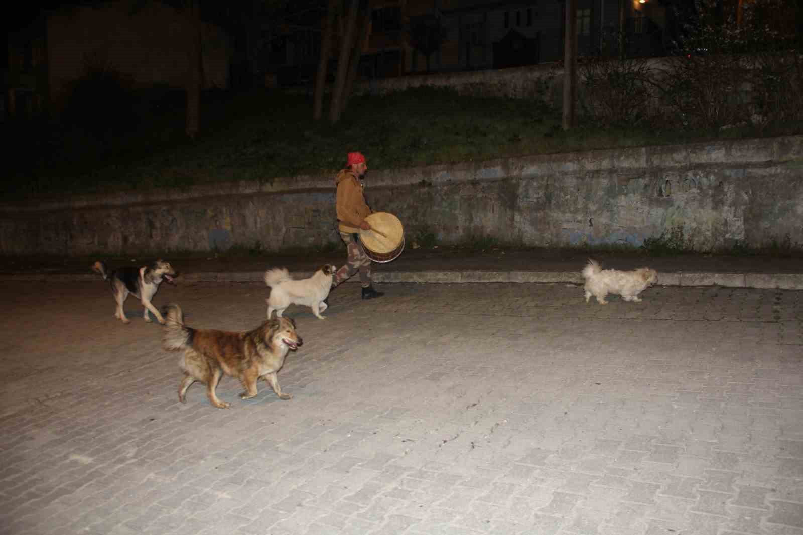 Ramazan davulcusuna patili dostları sahurda eşlik ediyor