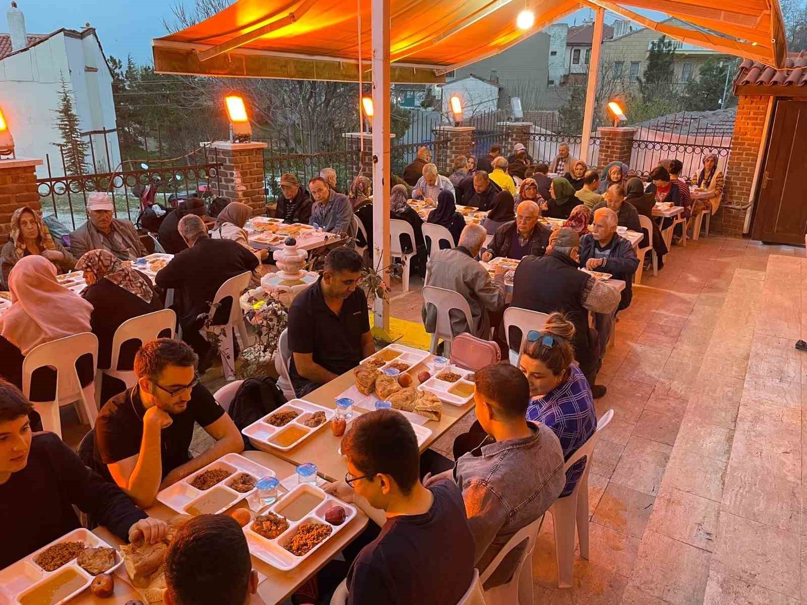 Eskişehir Türk Ocağı’nın yardım ve iftar programları devam ediyor