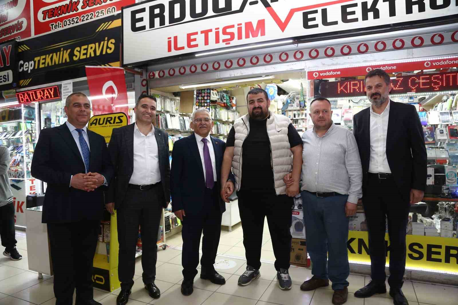 Hunat Çarşısı esnafını ziyaret eden Büyükkılıç’tan birlik, beraberlik mesajı