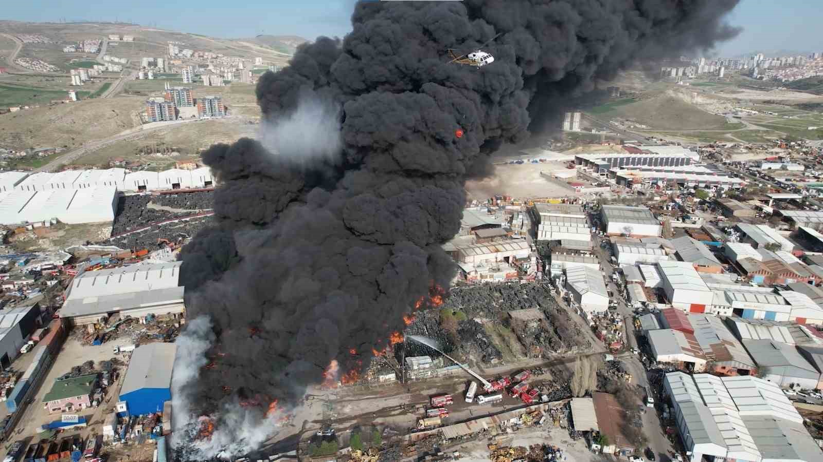 Ankara’da Hurdacılar Sitesi’ndeki yangında gökyüzünü siyah dumanlar kapladı