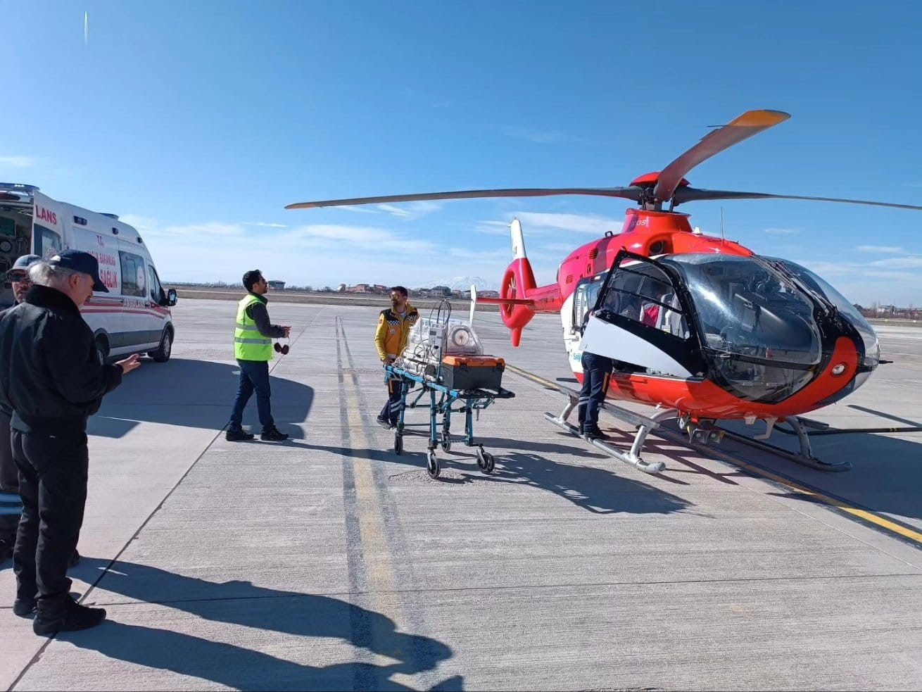 12 günlük bebek, helikopterle Van’a sevk edildi