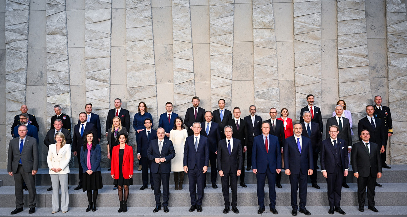 NATO Dışişleri Bakanlarından aile fotoğrafı