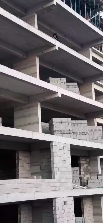 İnşaatın 5’inci katına çıkan kadını ekipler ikna etti