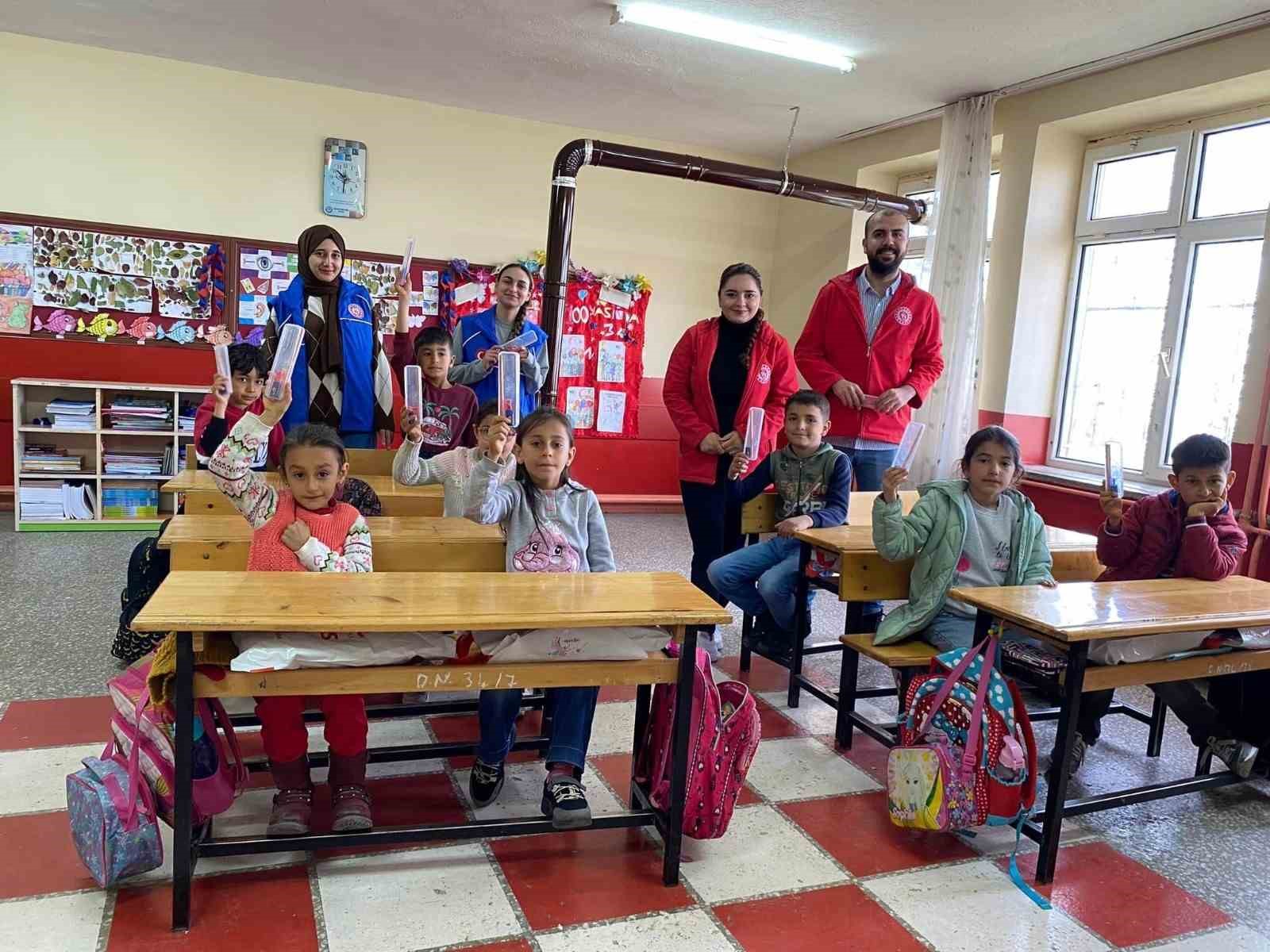 Gençlik Merkezi Üyeleri’nden köy okullarındaki öğrencilere iç ısıtan hediye