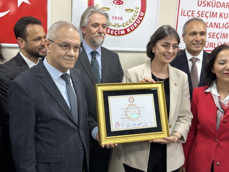 Üsküdar Belediye Başkanı Sinem Dedetaş mazbatasını aldı