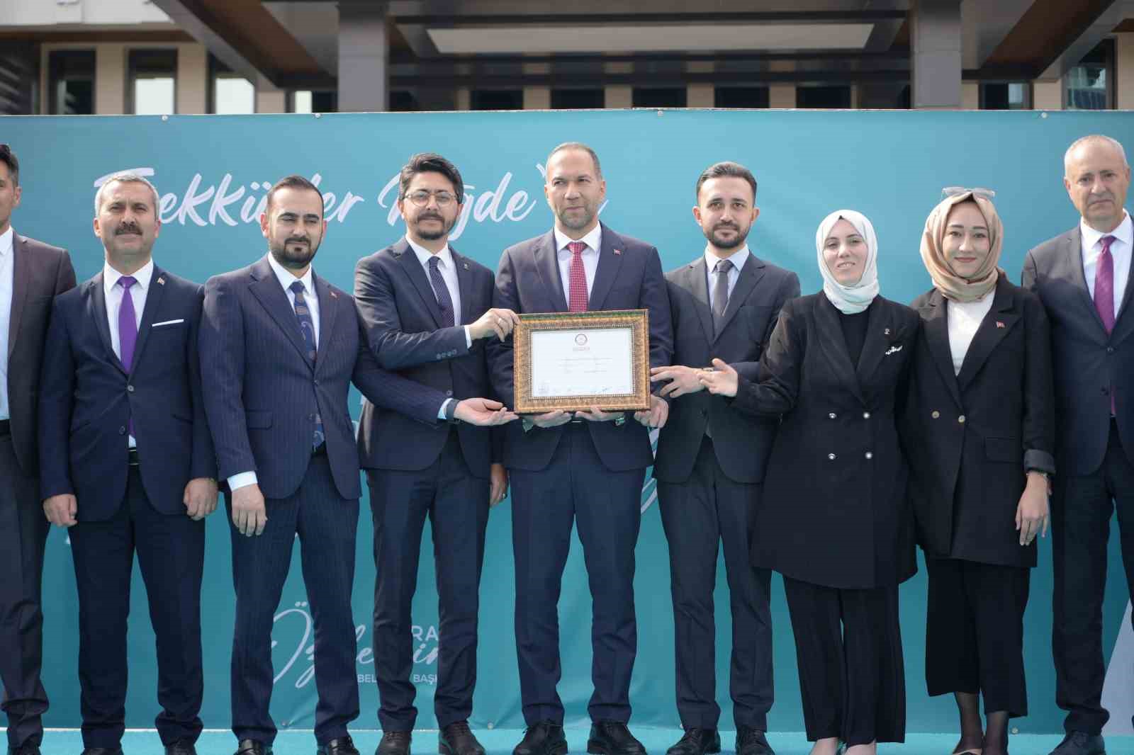 Niğde’de yeniden belediye başkanı seçilen Emrah Özdemir mazbatasını aldı