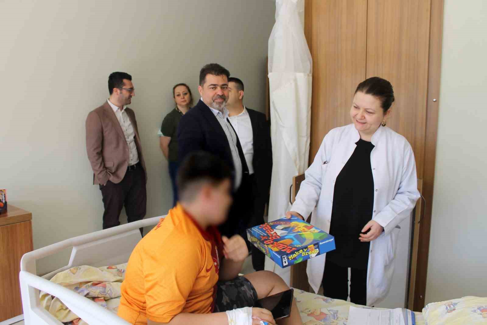 GAÜN Yönetiminden Hastanede tedavi gören çocuklara bayram ziyareti